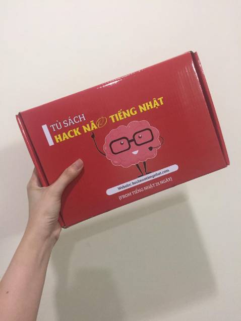 Tiki giao hàng nhanh, đóng gói cẩn thận những 2 hộp liền. Sách thì rất Ok đúng như shop giới thiệu và quà tặng nữa. Học sách này mình nhớ từ vựng rất nhanh, bình thường mình hay đọc thuộc rồi viết lại từ vựng học lâu thuộc mà lên bài 28 thì cũng quên 1 ít bài 26 rồi, còn học theo sách này mình thấy dễ nhớ mà cũng lâu quên ngồi học còn cười như con điên vì câu chuyện thú vị nữa Tiki giao hàng nhanh, đóng gói cẩn thận những 2 hộp liền. Sách thì rất Ok đúng như shop giới thiệu và quà tặng nữa. Học sách này mình nhớ từ vựng rất nhanh, bình thường mình hay đọc thuộc rồi viết lại từ vựng học lâu thuộc mà lên bài 28 thì cũng quên 1 ít bài 26 rồi, còn học theo sách này mình thấy dễ nhớ mà cũng lâu quên ngồi học còn cười như con điên vì câu chuyện thú vị nữa