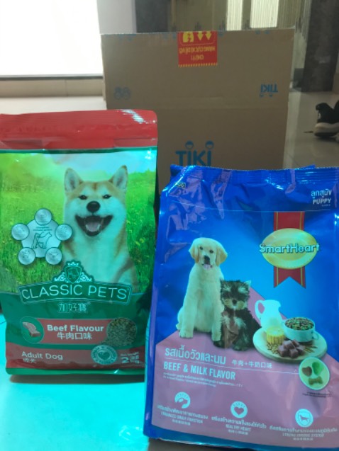 Tiki giao hàng nhanh, đúng thời gian dự kiến, đóng hộp đẹp và chuyển nghiệp. Nhân viên giao hàng vui vẻ, hoà đồng. Hàng không bị vương *** hay vỡ trong quá trình vận chuyển. CS qua điện thoại cập nhật thông tin thay đổi nhanh ***ng.

Thức ăn cho *** con này mình xài nhiều lần và đa phần nhiều lứa thích. Đóng gói, mẫu mã đẹp.