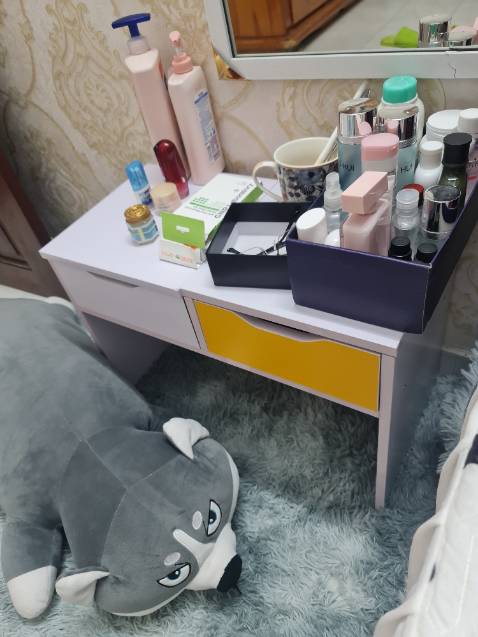 Shop không cho kèm tua vít hoặc kềm để đóng, may mà mình có cái tua vít nhỏ của bên shop kia gửi kèm lúc mình mua bàn nên mới lắp được. Gỗ đẹp, màu đẹp, nhưng vì thiếu dụng cụ nên mình mất gần 2h để lắp, quá mất thời gian.