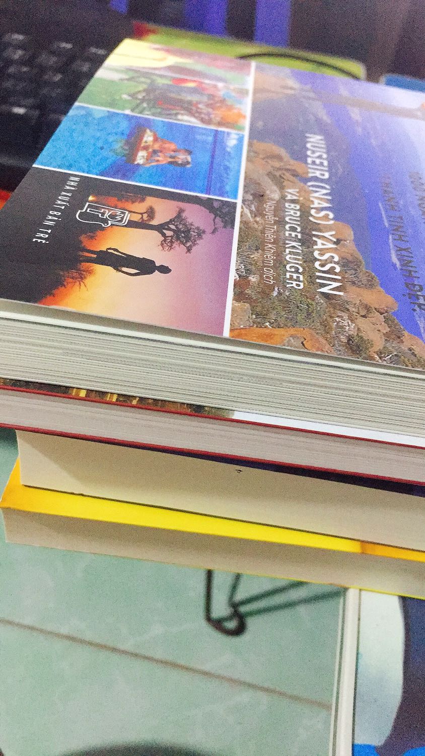 Vòng quanh thế giới trong 60 giây. Dịch ở nhà nên đi du lịch qua sách vậy. Hành trình Nas daily 1000 ngày, 64 quốc gia. Một hành tinh xinh đẹp. Rất tuyệt, nếu có Việt Nam thì công tuyệt hơn.