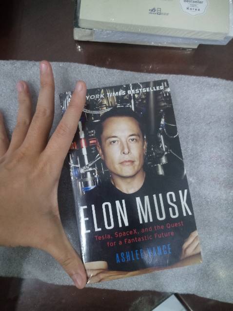 Mình luôn dành lời khen cho Fahasa, sách luôn chất lượng (thậm chí còn màn seal rất đẹp), đóng gói rất kỹ lưỡng và ship phải nói là thần tốc!