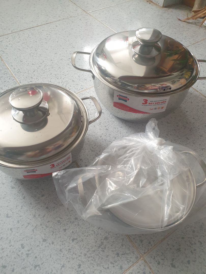 Sản phẩm giống như hình, nắp nồi lớn nhất bị móp vài chỗ, chắc do trong quá trình vận chuyển hàng, hàng chính hãng nên hoàn toàn an tâm về chất lượng, cho shop 5*.