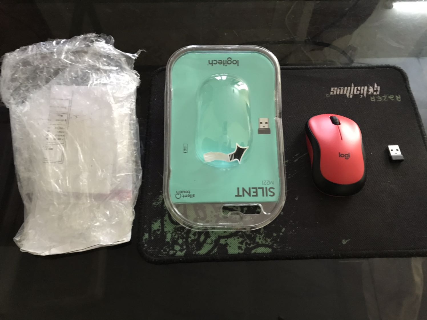 Đánh giá sau 1 tuần sử dụng: cả 3 nút chuột trái - phải - giữa đều rất nhẹ và êm, dường như nhận biết mỗi lần click qua cảm giác rung ở đầu ngón tay chứ chuột hầu như không phát ra tiếng kêu. Cảm biến quang nhạy và mượt, dùng tia Laser không nhìn thấy được nên không bị chói mắt như các chuột phát ánh sáng LED đỏ, di chuột được trên cả mặt kính. Điểm trừ là thiết kế nắp đậy pin khi khớp vào vẫn có độ rơ, nên mỗi khi nhấc chuột lên sẽ có tiếng lọc xọc gây cảm giác chuột không được chắc chắn lắm. Tuy nhiên, nhìn chung thì chuột dùng khá ổn và nhạy, nên ủng hộ shop 5 sao