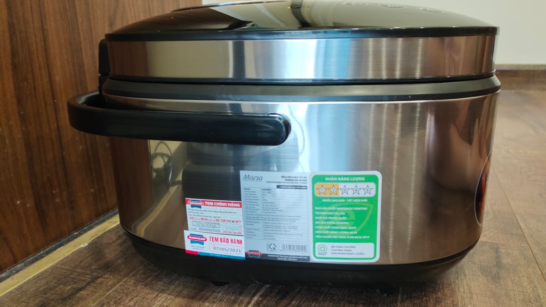 Tiki giao hàng rất nhanh, nhận hàng không vấn đề gì.
Nồi chỉ có nhãn năng lượng 2* nên không ưng lắm nhưng về ngoại hình thì nồi đẹp, nhiều chế độ, thử nấu cơm và làm sữa chua thấy ok, hi vọng nồi dùng bền.