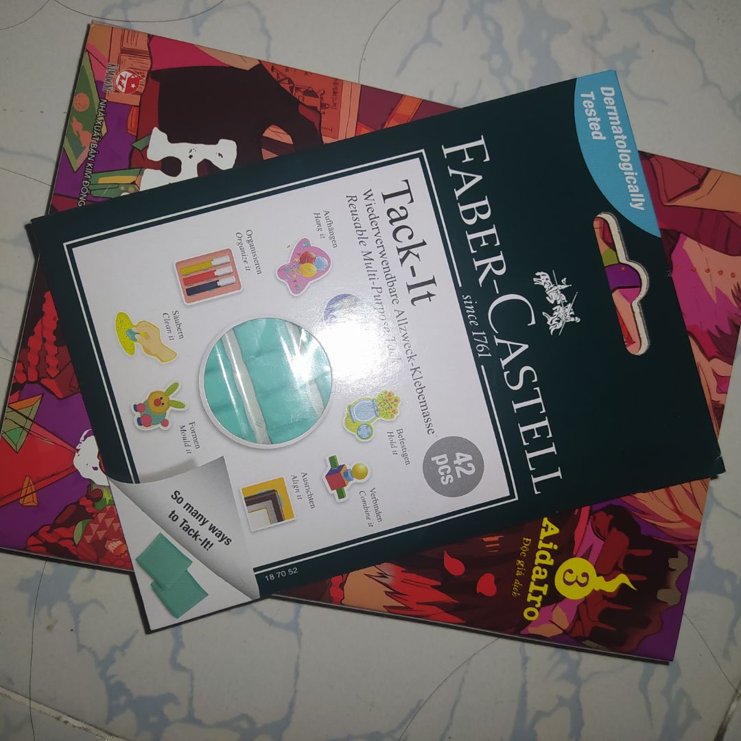 Mua về để dán mấy em poster lên tường cho đỡ hư poster lẫn tróc sơn tường, loại này dính hơn loại trắng mình từng mua, mà cái này đắt hơn nên chất lượng hơn thôi. Poster nặng phải dùng nhiều chỗ nha