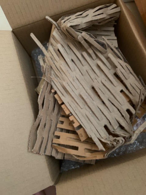shop có độn thêm bùa carton dô để đỡ bị cong sách iu quá chừng 🫰🏻, lúc đầu thấy thùng hàng thẳng thóm kh bị sức mẻ là thấy sách bên trong an toàn roi í