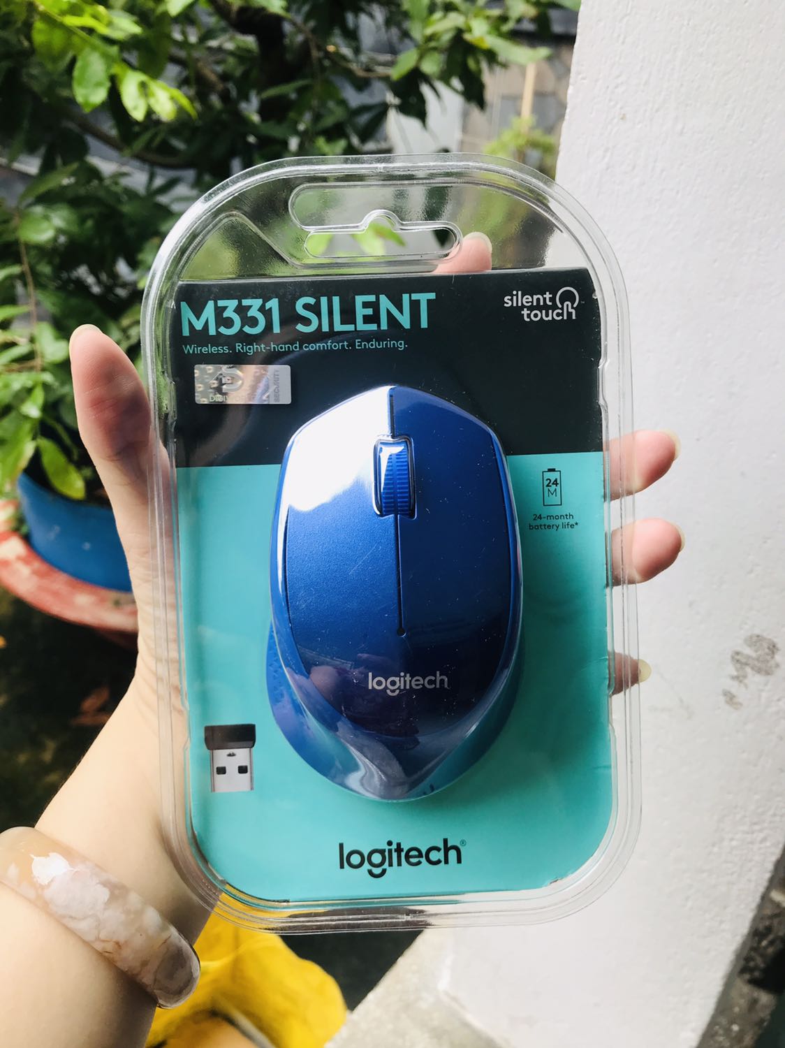 Đang mùa dịch chỉ thị 16 nhưng ship nhanh. Mà xanh đẹp nha. Phần nhựa mềm và nhựa nhám màu hơi chênh nhau tý làm chuột đẹp hẳn. Cầm vừa tay, ko to, không nhỏ. Bấm êm. Nghe feedback trên mạng là bền lắm