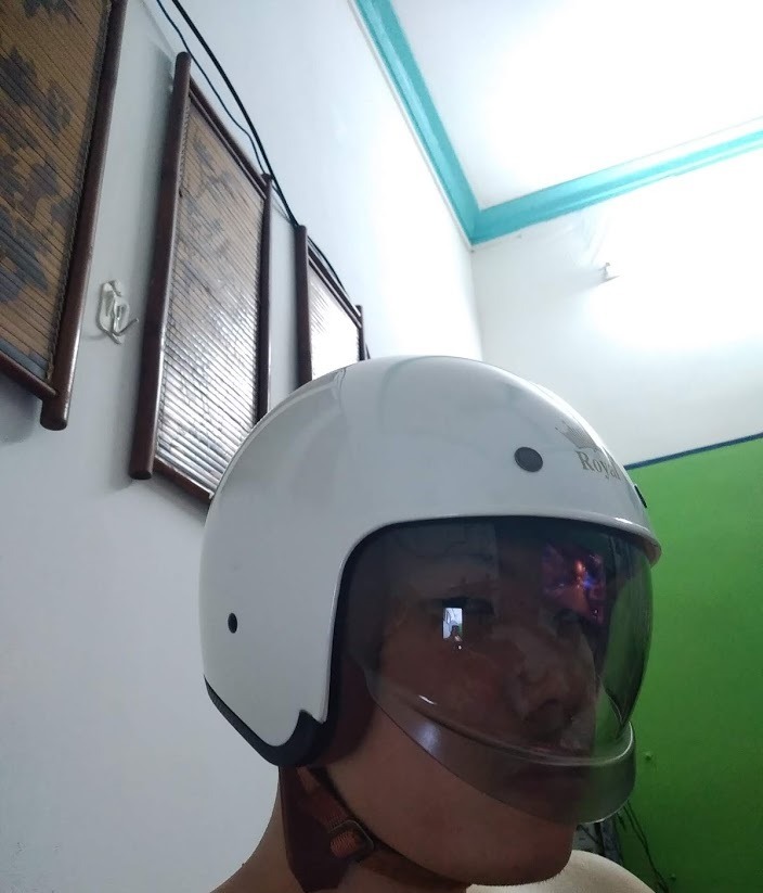 Màu trắng hơi ngà vàng. Không phải trắng toát.
Ai đầu to như mình 59 cm trở lên là khả năng cao kính không kéo hết xuống được nha.
Dù loại mình đeo là XL

Như trong ảnh là các bạn thấy có 2 lỗ thoáng khí trước mũ, không biết đi mưa có bị ướt không. Nghi lắm.