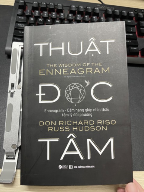 Hơi thất vọng khi sách nhận được bìa hơi trầy nên nhìn cũ. Chưa đọc xong nên chưa đánh giá nội dung sách.