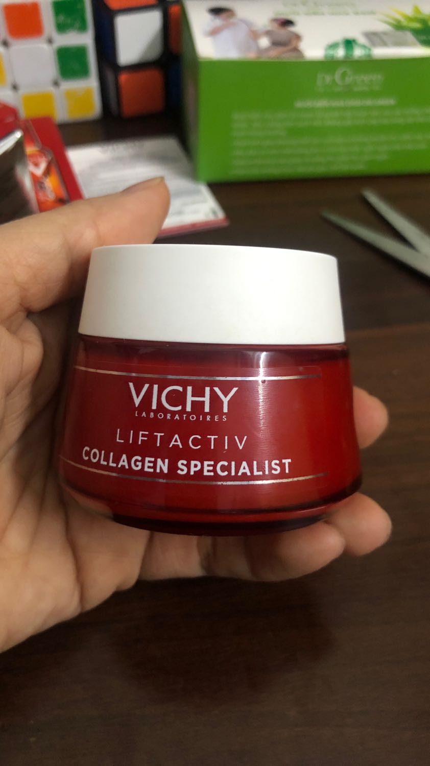 Đã nhận được hàng. Date khá xa. Mua hàng vichy oficial thì khá yên tâm. Loại kem này sử dụng thẩm thấu tốt mang lại cản giác mịn màng nhẹ nhàng rất thích. Đợt này lại được tặng thêm tinh chất dạng nước rất thích!