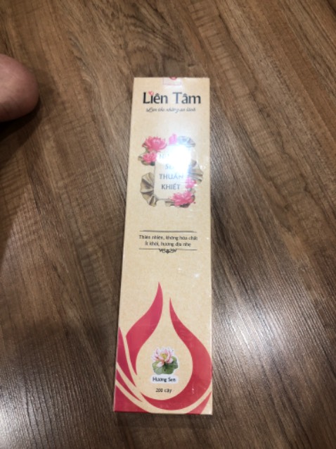 Giao hàng đóng gói rất cẩn thận. Mình dùng nhang Liên Tâm vì nhà ở chung cư, hay bị dị ứng mùi. Mua cả cho nhà ông bà nữa, mọi người rất thích vì mùi nhẹ, không nồng.