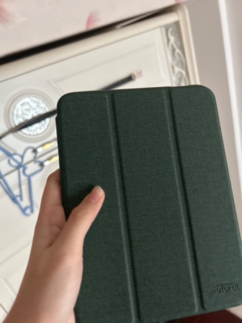 Chắc chắn, nhưng trong hình lại thấy có đường gập tam giác nữa thay vì đường gập 3 sọc như bình thường ? Nên khi giao mình nghĩ có thêm kiểu gập. Hơi mùi hôi nhựa lúc unbox ko biết dùng 1 tg ngắn có hết mùi ko.