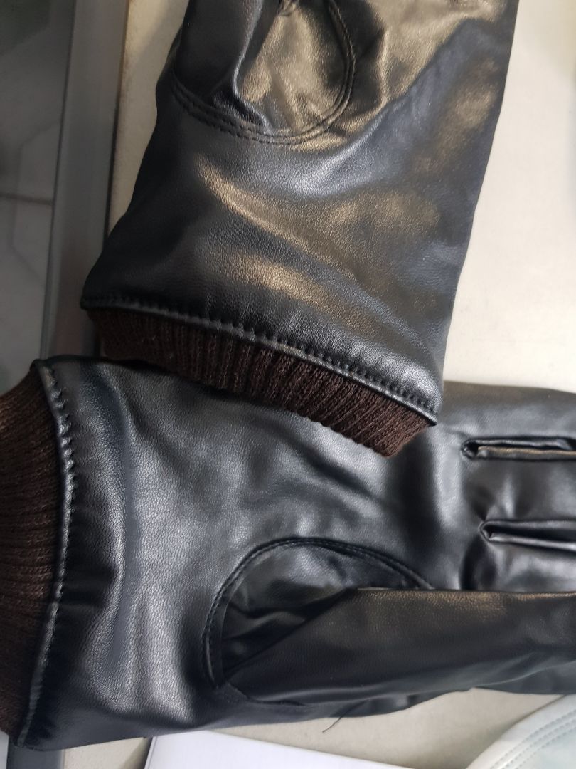 Găng tay da, bên trong có lông giữ ấm; chất liệu, đường may khá ổn so với giá xiền