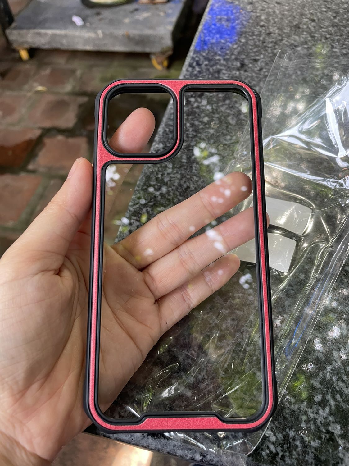 Mọi thứ đều ổn chỉ có cái viền màu đỏ nhìn màu hơn phèn. Mặt trong của ốp rất bám bụi chùi mãi mà vẫn có những chấm bụi trắng li ti. Cảm giác cầm nắm ổn.