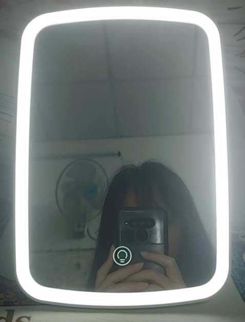 Gương đẹp, có đèn led sáng tiện lợi. Giao hàng nhanh chóng, đóng gói cẩn thận Gương đẹp, có đèn led sáng tiện lợi. Giao hàng nhanh chóng, đóng gói cẩn thận