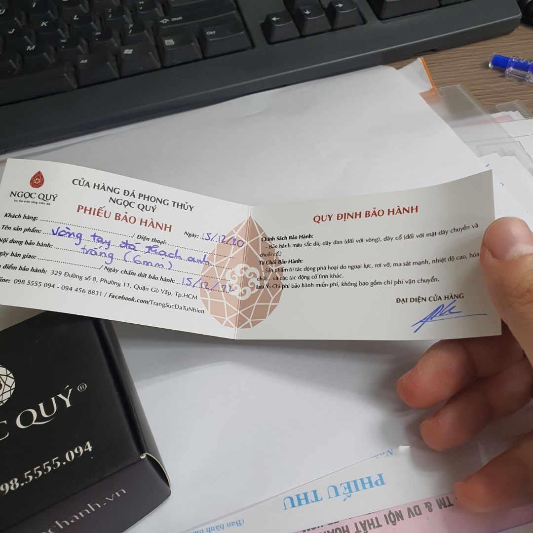 vòng rất đẹp nhé. hạt sáng. mình mua 6mm là vừa tay luôn tuy nhiên vòng hơi nhỏ, nên hơi thít vào da, hi vọng đeo lâu sẽ giãn ra một chút..có giấy bảo hành đầy đủ rất ok