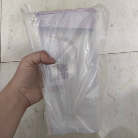 Ban đầu đắn đo việc mua cái bình nước này không vì nhìn hình nghĩ khó cầm rót nước. Mà tại shop sale nên mua thử xem sao. Cái bình nước cầm rất vừa tay nhé mọi người, đựng nước để trên bàn hoặc tủ lạnh siêu xinh.... Chắc chắn sẽ mua thêm