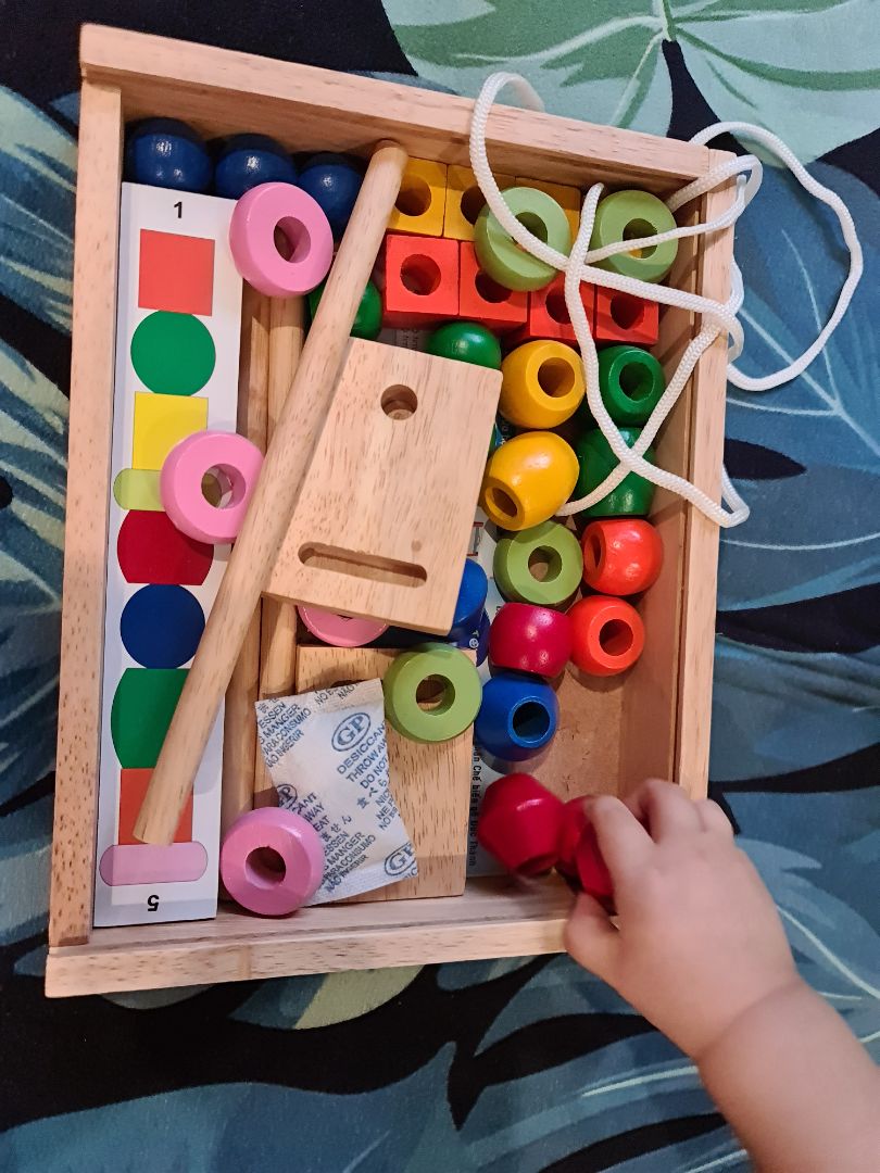 Đồ chơi chính hãng của Winwintoys mình khá thik vì kiểu dáng màu sắc đẹp, chất liệu gỗ tốt, không có mùi sơn an toàn cho bé. các góc cạnh được bào nhẵn ko sợ trầy xước khi bé chơi.