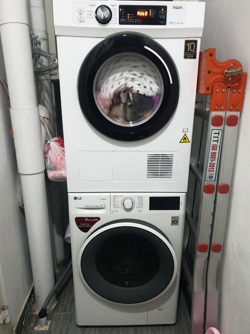 Hàng chất lượng tốt. Giặt xong cho vào sấy mất tầm hơn 1h là khô cong, quần áo thơm tho, ko thấy nhăn. Giao hàng nhanh chóng mà giá ok. Phụ kiện đầy đủ để lắp xếp chồng hay treo tường. Hàng chất lượng tốt. Giặt xong cho vào sấy mất tầm hơn 1h là khô cong, quần áo thơm tho, ko thấy nhăn. Giao hàng nhanh chóng mà giá ok. Phụ kiện đầy đủ để lắp xếp chồng hay treo tường.