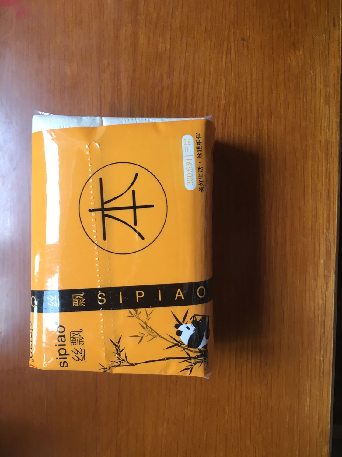 Hàng ko chuẩn, tôi chụp 2 sản phẩm: mày vàng nhạt là sản phẩm tôi đã mua ở *** và dùng nhiều lần trước đây. Lần này tôi mua của Tiki thì hàng giao đến màu vàng đậm. Chất lượng giấy ko dai, đóng gói bao bì của tệp giấy nhìn lệch chứng tỏ hàng fake, khi xé thử đường cắt của nilong thì bị rách. Nếu là loại hàng chuẩn thì đường viền để xé đó sẽ rất dễ xé