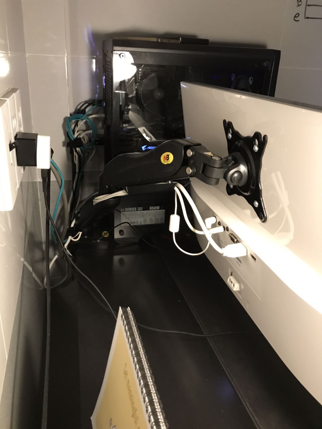 II Dưới 1tr/1 tay đỡ nên k thể đòi hỏi mượt mà như những dòng cao cấp trên 1tr được 
Lắp hơi nhọc công 1 chút. 
Bên trong hộp có kèm theo vít - lục giác - ốc  nhiều loại để phù hợp vs mục đích sử dụng. 
Sản phẩm cho cảm giác sử dụng khá thoải mái. Đa dạng góc
Nghiêng trái phải - ngửa màn hình lên xuống - điều chỉnh độ cao so với mặt bàn - độ gần xa với người ngồi. 
Có chút chút chưa được smooth, xiếc ốc chặt sẽ kêu tiếng nhẹ khi điều chỉnh vị trí
Khi thay đổi góc nhìn thông qua 1 chiều thì phải điều chỉnh các chiều kia 1 chút thì mới cân bằng. 
Chốt: Đáng mua trong tầm giá.