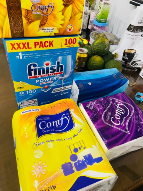 Shop đóng gói cẩn thận, bọc nhiều lớp chống sốc. Giao hàng nhanh, Mình đặt chiều hôm kia thì nay đã nhận được rồi. Viên rửa bát Finish mở ra thơm mùi chanh, hàng chuẩn Date mới tinh, rửa xong bát đũa sạch thơm. Còn Giấy Watersilk thì đẹp, tính ra mua giấy của shop rẻ hơn nhiều so với mình vẫn mua siêu thị. Cho shop 5 sao, lần sau sẽ ủng hộ tiếp ⭐️⭐️⭐️⭐️⭐️