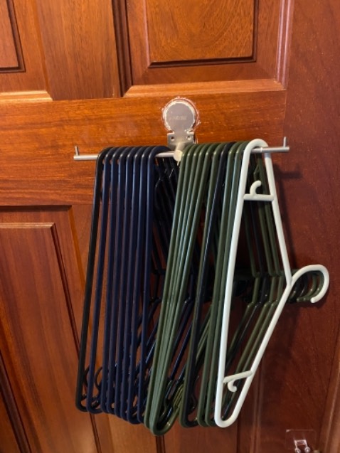 Rất chắc chắn, chất liệu đẹp, có thương hiệu rõ ràng và SUS 304 trên sp nên rất yên tâm. Mình sợ rơi nên có bn keo đều dán thật kỹ nhìn hơi lem nhem nhưng mà chắc chắn ko lo bị rơi