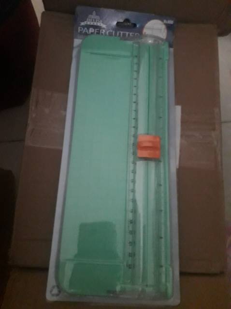 bàn cắt to vừa và dao rất bén, cắt giấy cứng cũng ok lắm luôn