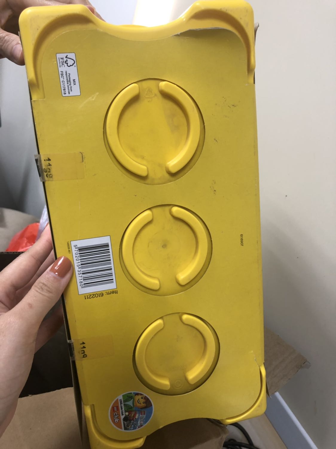 Mình đã mua tầm 3 bộ logo từ Tiki, nhưng lần trước rất hài lòng nhưng lần này thực sự thất vọng.
Mình đặt bộ này vào tầm giữa tháng 10 nhưng bị giao muộn, tới hôm nay là 04/11 mới nhận được hàng. Các bann bên Tiki có gọi điện thoại và xin lỗi vì kho hết hàng. Mình cũng cảm thấy ok, không vấn đề gì.
Tới hôm này nhận hàng thì không hiểu sao Tiki có thể giao cho mình 1 hộp lego CŨ và BẨN như thế! Vỏ hộp Tiki bên ngoài bị bong hết băng dính, ọp ẹp và bẩn. Lúc nhận hàng đã nghĩ sao lần này quăng quật cái hộp ghê vậy nhỉ?
Tới lúc mở ra... bộ Lego này như được tìm vét trong 1 cái kho để giao cho mình vậy. Các chi tiết và góc cạnh bám đầy bụi, xước, tem mác bị rách gắn băng keo chằng chịt (như hình). Các bạn nghĩ mình là khách hàng gì mà có thể thản nhiên giao 1 cái thùng lego như vậy????
Mình đã gọi lên tổng đài với mong muốn đổi hộp mới hơn, cũng k muốn gửi phản hồi lên chỗ công cộng cho mọi người đọc được. Bạn nhân viên xin lỗi và nói sẽ gửi e*** tiếp nhận cho mình, đề nghị mình gửi hình ảnh trong *** phản hồi để các bạn xử lý. Nhưng giờ đã là tối và vẫn không thấy e*** nào??? (Mình đax check cả junk ***).
Đề nghị Tiki nhận lại hộp Lego này! Mình đã mua tầm 3 bộ logo từ Tiki, nhưng lần trước rất hài lòng nhưng lần này thực sự thất vọng.
Mình đặt bộ này vào tầm giữa tháng 10 nhưng bị giao muộn, tới hôm nay là 04/11 mới nhận được hàng. Các bann bên Tiki có gọi điện thoại và xin lỗi vì kho hết hàng. Mình cũng cảm thấy ok, không vấn đề gì.
Tới hôm này nhận hàng thì không hiểu sao Tiki có thể giao cho mình 1 hộp lego CŨ và BẨN như thế! Vỏ hộp Tiki bên ngoài bị bong hết băng dính, ọp ẹp và bẩn. Lúc nhận hàng đã nghĩ sao lần này quăng quật cái hộp ghê vậy nhỉ?
Tới lúc mở ra... bộ Lego này như được tìm vét trong 1 cái kho để giao cho mình vậy. Các chi tiết và góc cạnh bám đầy bụi, xước, tem mác bị rách gắn băng keo chằng chịt (như hình). Các bạn nghĩ mình là khách hàng gì mà có thể thản nhiên giao 1 cái thùng lego như vậy????
Mình đã gọi lên tổng đài với mong muốn đổi hộp mới hơn, cũng k muốn gửi phản hồi lên chỗ công cộng cho mọi người đọc được. Bạn nhân viên xin lỗi và nói sẽ gửi e*** tiếp nhận cho mình, đề nghị mình gửi hình ảnh trong *** phản hồi để các bạn xử lý. Nhưng giờ đã là tối và vẫn không thấy e*** nào??? (Mình đax check cả junk ***).
Đề nghị Tiki nhận lại hộp Lego này!