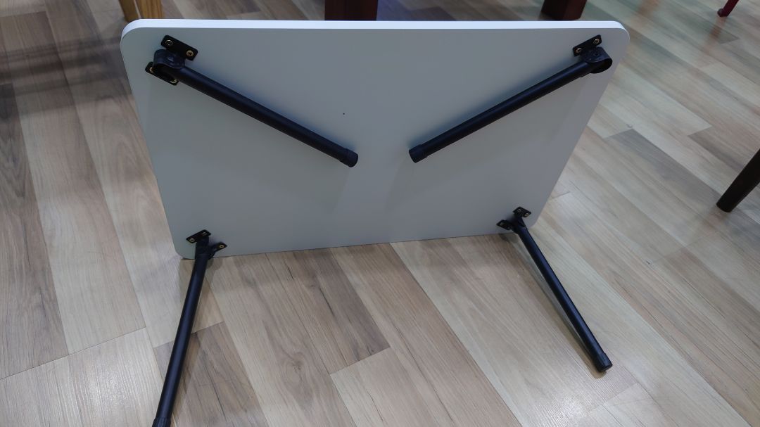 Chân bàn không giống hình ảnh (thực tế là chân bàn màu đen trụ tròn chứ ko phải vuông trắng như hình), bàn có nhiều chỗ bị trầy xước. Nói chung là hơi thất vọng về sản phẩm.