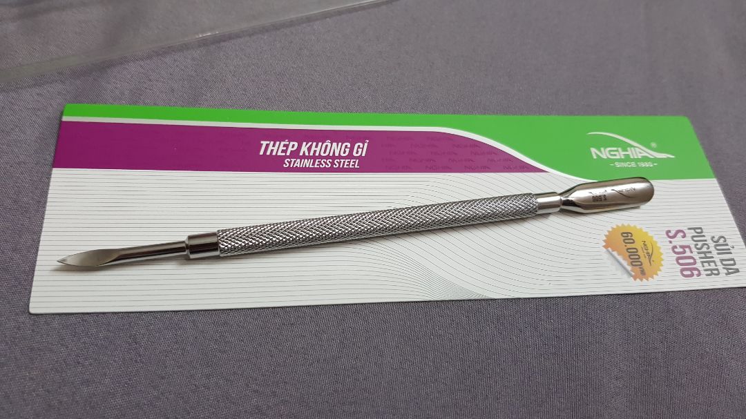 Giao nhanh hơn dự kiến làm xúc đậy quá 🤣
- đóng gói: cẩn thận, băng keo logo của hãng luôn, có giấy note cảm ơn/xin lỗi (nếu có lỗi) >> Cá nhân mình rất thích service kiểu này 👍
- sản phẩm: giao đúng mẫu đã đặt, thương hiệu Kềm Nghĩa thì khỏi phải bàn rồi: gia công tốt, từ bao bì đến sp rất chỉnh chu, dù cái pusher này ko có túi đựng nhưng bìa giấy vẫn có họa tiết logo khắc chìm giúp phân biệt thật/giả.
** giá như hãng sản xuất có nắp đậy của pusher thì còn tuyệt hơn nữa, do để bơ vơ ngoài hộp thấy khá nguy hiểm 
- giá: mua trên TIKI hay có mã giảm nên rẻ hơn so với giá in trên bao bì :)))
KL: giao hàng, dịch vụ, chất lượng đều xứng đáng 5* nhé