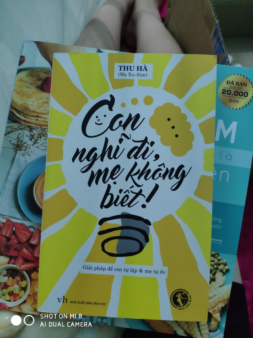 Mình đặt mua bộ 3 quyển: Ăn dặm không phải là cuộc chiến, Con nghĩ gì mẹ biết không, Ăn dặm kiểu nhật. Hôm nay về trước 2 quyển, trong đó quyển Ăn dặm không phải là cuộc chiến rất nhiều tranh bị bẩn mực đen không biết là do khi in bị nhòe ra hay bị sao nữa. Trước khi mua đọc bình luận thấy cũng có mom bình luận là sách bị bẩn mực nhiều trang mà mình vẫn đặt mua vì nghĩ chỉ là chuyện hi hữu thôi, ai ngờ hôm nay mình vẫn nhận được hàng bị bẩn mực như thế. Chắc là lo hàng mới xuất bản lần này bị lỗi mực mà vẫn bán cho khách. Cảm thấy thất vọng quá. ?.