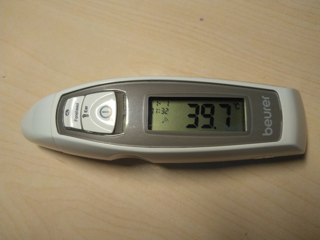 Sau một hồi tìm hiểu kỹ giữa các thương hiệu Microlife, Omron, Laica và Beurer mình quyết định chọn Beurer thương hiệu của Đức. *** lần 1 đo tai 36.4 lần 2 36.5 lần 3 là 36.4 trong khi nhiệt kế thủy ngân hiển thị là 36.6. Vậy nhiệt kế khá chính xác nhỉ. Đo trán sẽ cao hơn là 37.2. Chuyển sang đo vật, đo miệng phích nước để sau 12 tiếng được 79.8 độ. Đo nhiệt độ nước máy hâm sữa được 39.7 độ. Kết luận Nhiệt kế Beurer tốt. Về Tiki: Tiki đóng gói ngoài rất OK, còn bão bì sản phẩm thì hơi tệ, cái này chắc do bộ phận lưu kho làm chưa tốt