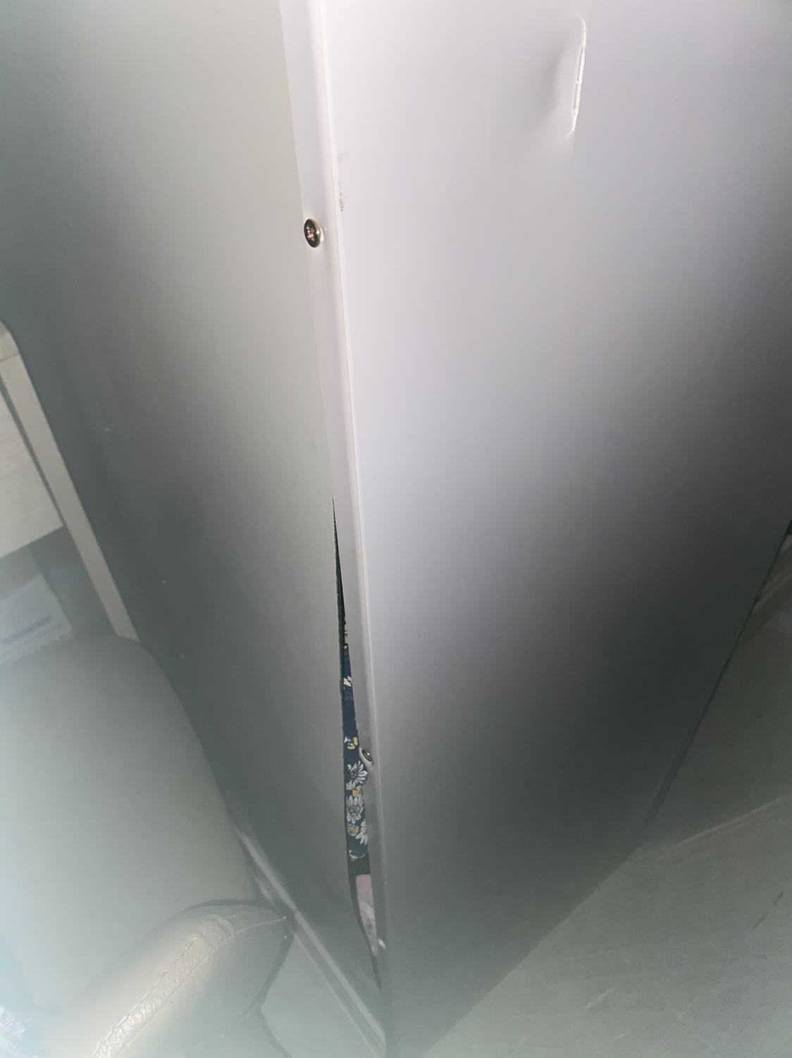 Nhìn hình đủ biết chất lượng sản phẩm...quá tệ. Thêm cái vụ thiếu chân tủ nghiêng, ko chêm giấy vào thì các ngăn hộc toàn mở toang ra.