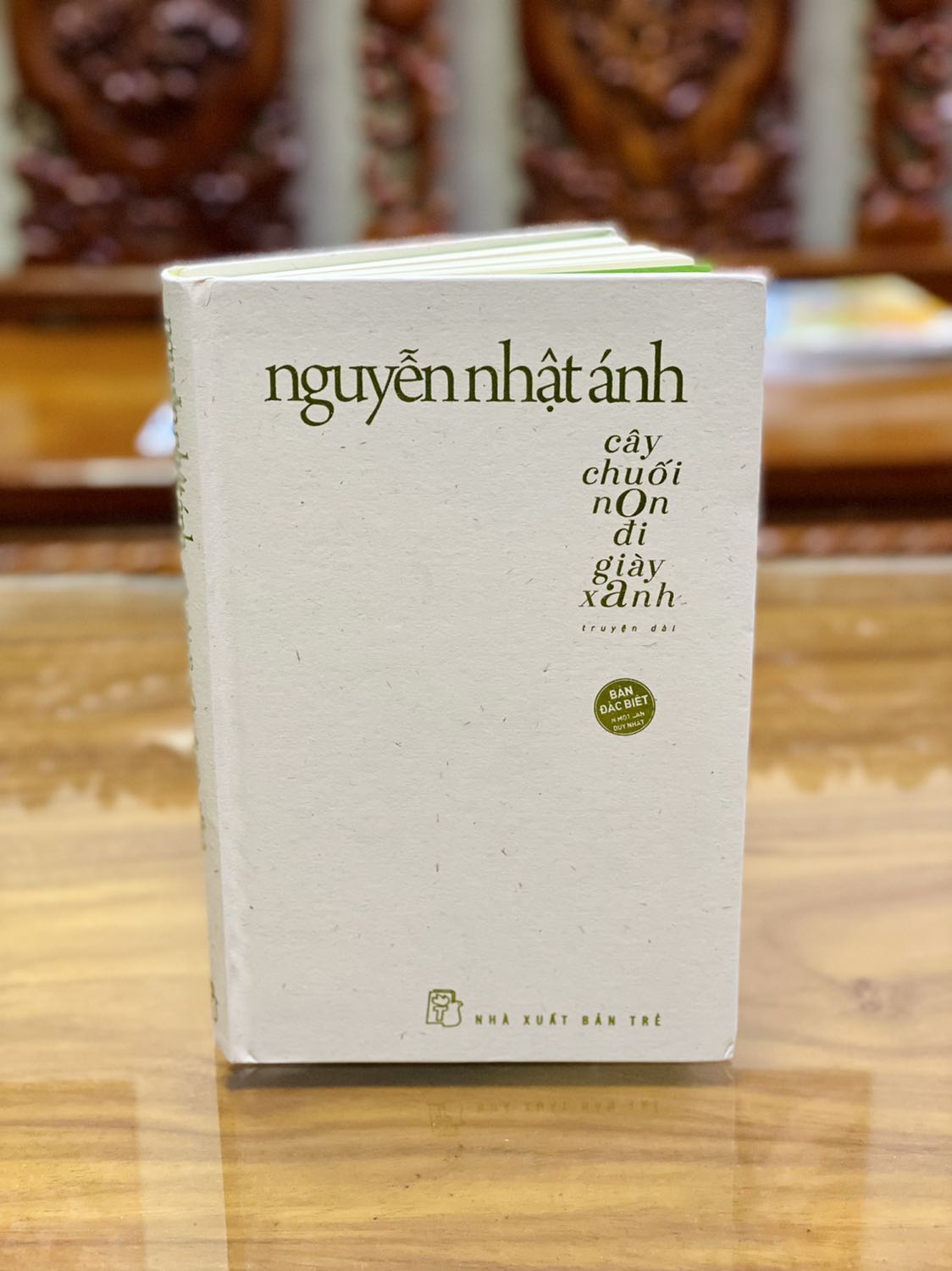 - Mình đặt sách tầm một tuần thì nhận được hàng. NXB Trẻ đóng gói cẩn thận, hộp vừa vặn và đầy đủ hóa đơn. Sách được bọc màng co phẳng phiu nhưng trong quá trình vận chuyển một góc sách vẫn bị móp nhẹ. 
- Sách có bìa cứng, khổ nhỏ, có áo sách; chất lượng giấy tốt, hơi mỏng nhưng bóng và mịn. Hình minh họa màu rất đẹp. Sách tặng kèm một postcard như ảnh, khá dễ thương.