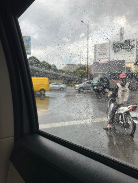 Có 1 vài chỗ chưa thật sự khớp tuy nhiên shop hỗ trợ rất nhiệt tình nên cho shop 5 sao luôn ạ. Bàn chất liệu đẹp. Có clip hướng dẫn nữa rất tiện