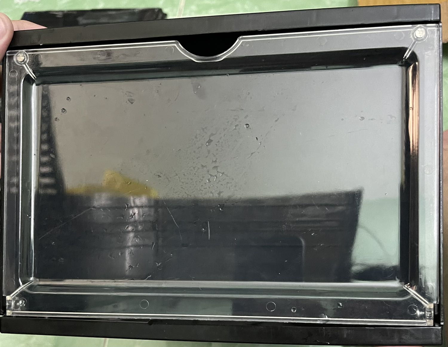 Hàng giao không giống với hình ảnh quảng cáo trên tiki. Không hề có lỗ thông gió phía sau hay cửa nam châm. Giống như kiểu treo đầu dê bán thịt ***.