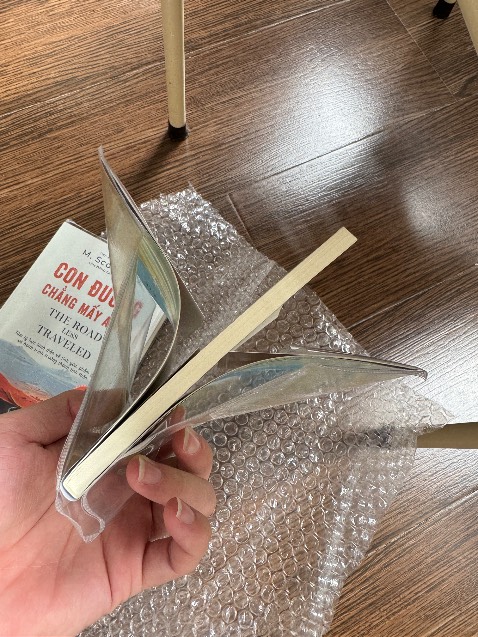 Đánh giá rất cao vì sự chăm sóc khách hàng của tiki, ân cần, mình rất hài lòng. Nhưng về chất lượng đóng gói thì cần phải quán triệt rõ ràng, không thể đóng cái quyển sách nham nhở thế này được