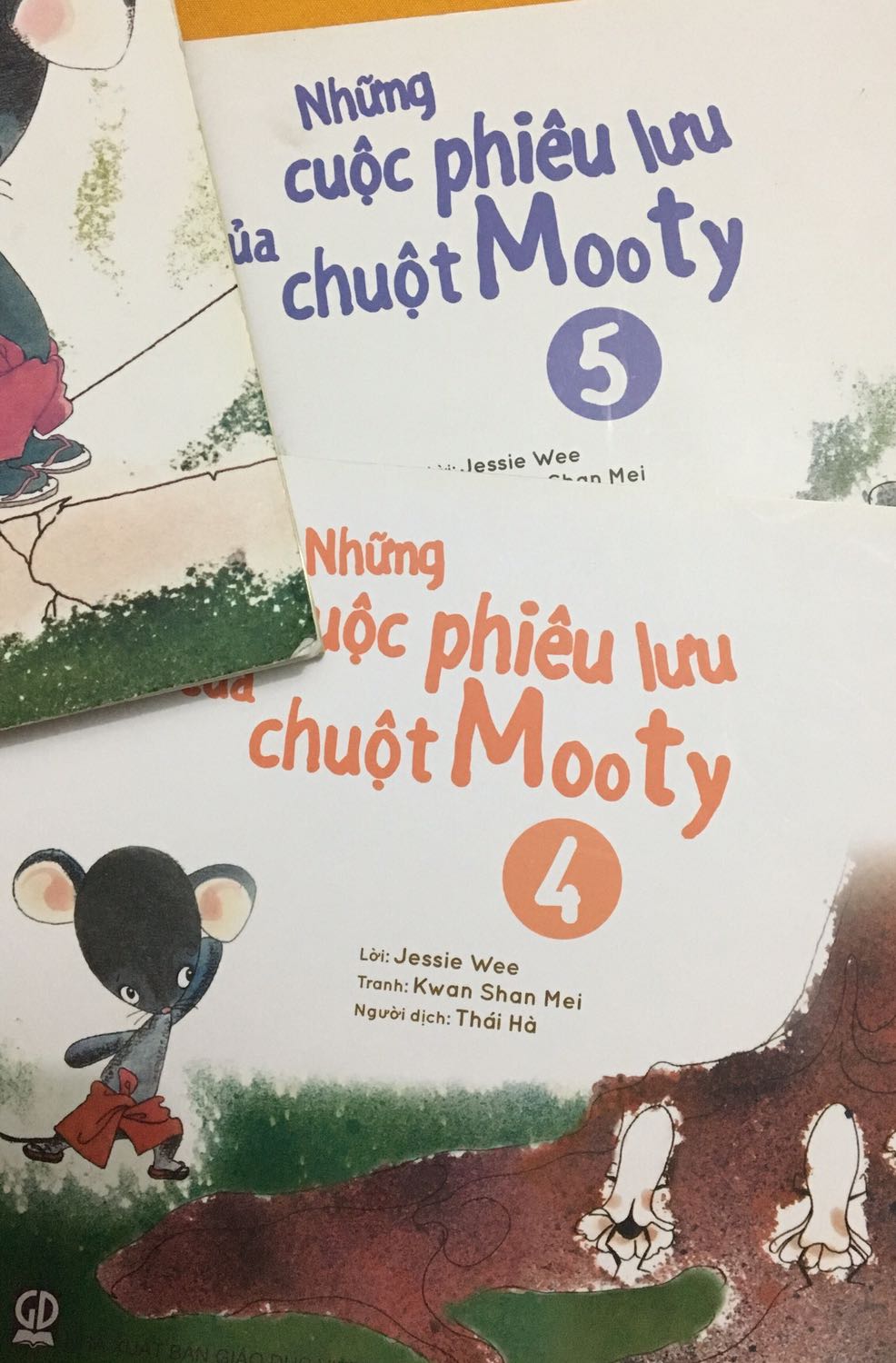 Thích tập 1 nhất, đọc hết bộ cũng khá thú vị, bé mình rất thích