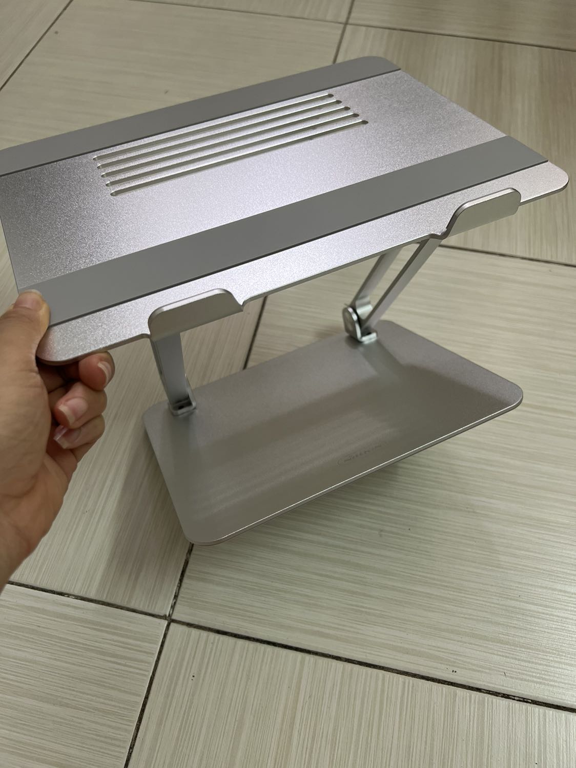 Rất chắc chắn, hơi nặng.