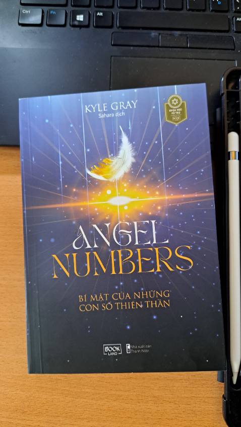Đóng gói tốt và giao hàng nhanh. Bìa đẹp.
Nói về cuốn sách, nội dung như thể từ điển/danh bạ của những con số. 
Về cơ bản mình đã mong đợi cuốn sách nói nhiều hơn về nguồn gốc,sự phân tích sâu hơn về những con số thiên thần để người đọc có thể hiểu hơn về chúng. Hoặc ít ra là những câu chuyện thực tế về những ai đã thấy và áp dụng chúng trong cuộc sống.
So với việc tìm hiểu ý nghĩa như trong sách,mình nghĩ các bạn đọc có thể dễ dàng tìm thấy nhiều bài viết trên mạng về từng con số cụ thể bản thân nhìn thấy với sự chi tiết hơn nhiều hơn trong các bài viết (cả tiếng anh lẫn tiếng việt) để hiểu hơn. Ít nhất bạn sẽ có cái nhìn bao quát hơn rằng liệu bản thân cần/nên làm gì trong tình huống bạn nhìn thấy những con số thiên thần.