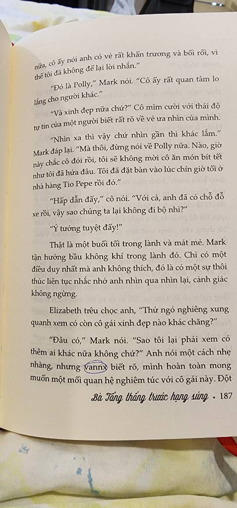 Khâu xét duyệt bản thảo trước khi in ấn xuất bản rất rất sơ sài. Cứ vài trang là lại có lỗi chính tả, lỗi đánh máy, sót chữ, đảo dấu.. đọc như có sạn trong mạch truyện khiến cuốn sách mất giá trị vô cùng. Đề nghị nxb kiểm tra kỹ lưỡng chất lượng nội dung trước khi tái bản. (Bản này đã có chỉnh lý nhưng lỗi rất nhiều). Rất thất vọng về nxb này!