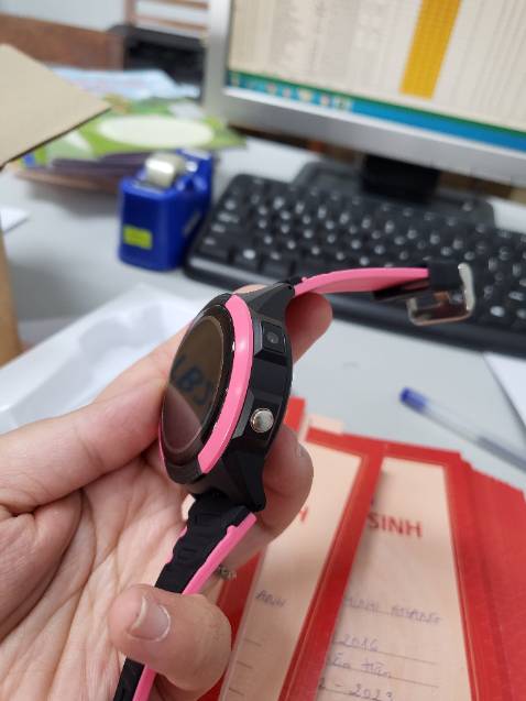 Ngoại hình máy đẹp, cảm ứng nhạy, định vị chính xác, nghe gọi qua Sim rõ, Tiki giao nhanh, dễ nhận sim, mình xài Vinaphone 4G, chỉ là pin tuột hơi lẹ chắc mình sẽ nghiên cứu thêm để giảm hao pin, với nghe gọi không tốn tiền chưa biết sử dụng ở đâu. Mua tặng quà noel cho bé bé rất thích, ko có game gì nên tránh được việc bé ham chơi game, rung mạnh, camera thì nhòe lắm á, xem hình cuối nha, lưu danh bạ được, có thể mở tắt chế độ gọi máy ngoài danh bạ, khá tiện, ko biết có thể update dung lượng pin lên hay ko nhỉ.