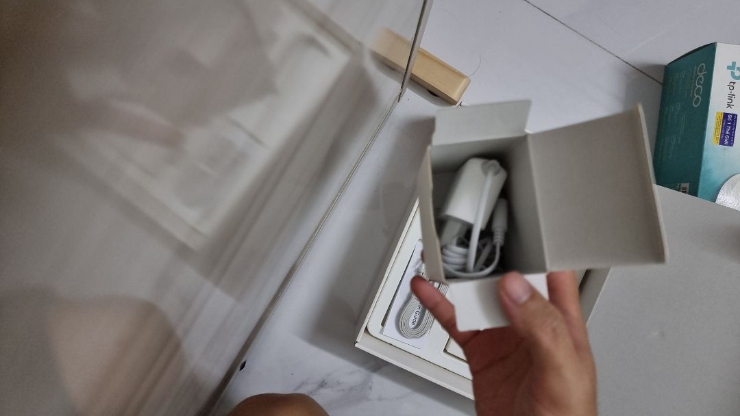 Dễ cài đặt, sử dụng 1 thời gian thấy rất ổn định (hơn cái viettel đang sài), nhưng xuyên tường hơi kém, vì không biết sóng tỏa theo phương thẳng hay hình cầu, lên 1 tầng sóng còn 1 , 2 nấc, có khi không bắt dc. Có thể cài đặt chưa chính xác hoặc nhà tường ngăn sóng. Mọi người có ai dùng Ok khi cách tầng trên dưới comment giúp mình nhé. Thank You Dễ cài đặt, sử dụng 1 thời gian thấy rất ổn định (hơn cái viettel đang sài), nhưng xuyên tường hơi kém, vì không biết sóng tỏa theo phương thẳng hay hình cầu, lên 1 tầng sóng còn 1 , 2 nấc, có khi không bắt dc. Có thể cài đặt chưa chính xác hoặc nhà tường ngăn sóng. Mọi người có ai dùng Ok khi cách tầng trên dưới comment giúp mình nhé. Thank You