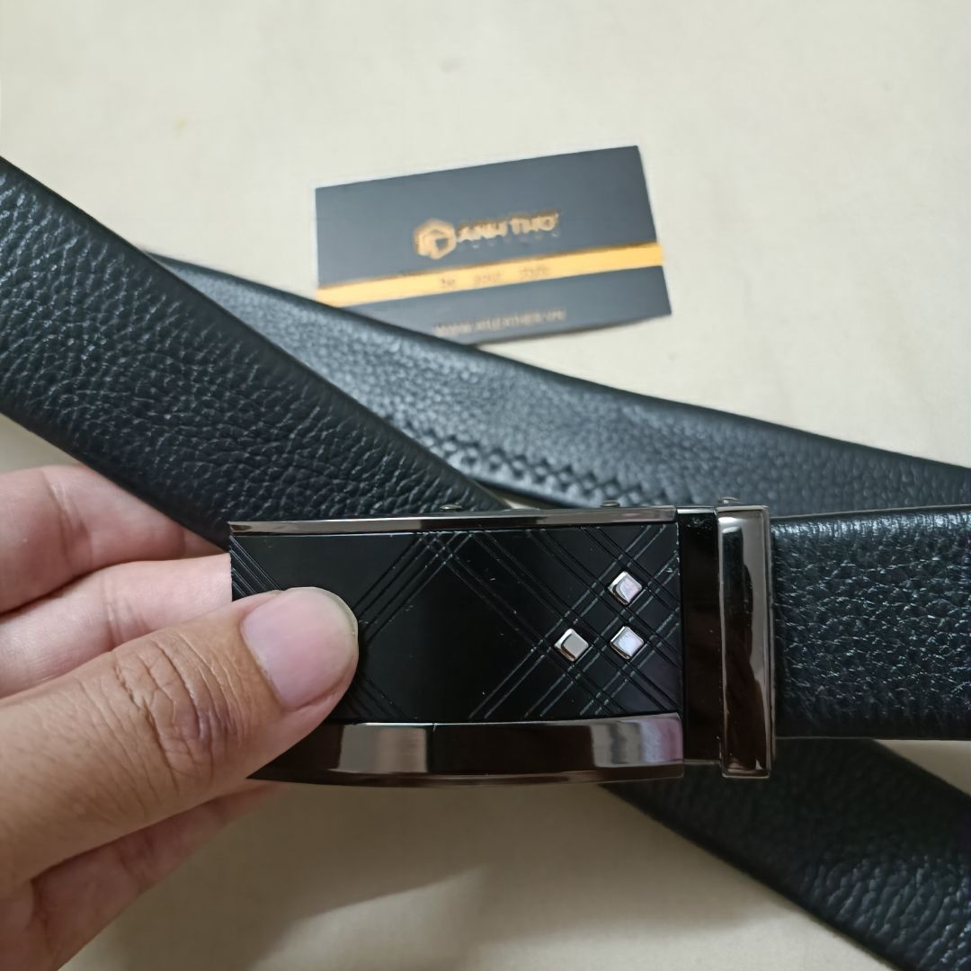 giao hàng rất nhanh, mua được giá lúc KM nên cũng khá hợp lý. Da mềm, không cứng và nặng trĩu như mấy loại khác, đeo khá thoải mái. Có kèm hộp đựng nhìn cũng khá đẹp và lịch sự, có thể mua làm quà tặng. Nói chung là hài lòng.