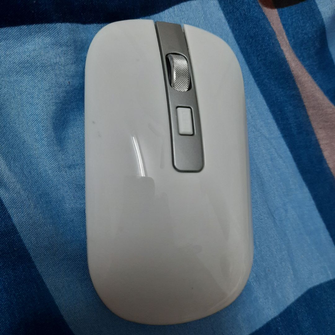 chuột mua mới mà như xài chuột cũ. Xước, bẩn. Bấm thì êm mà k biết dùng tn.