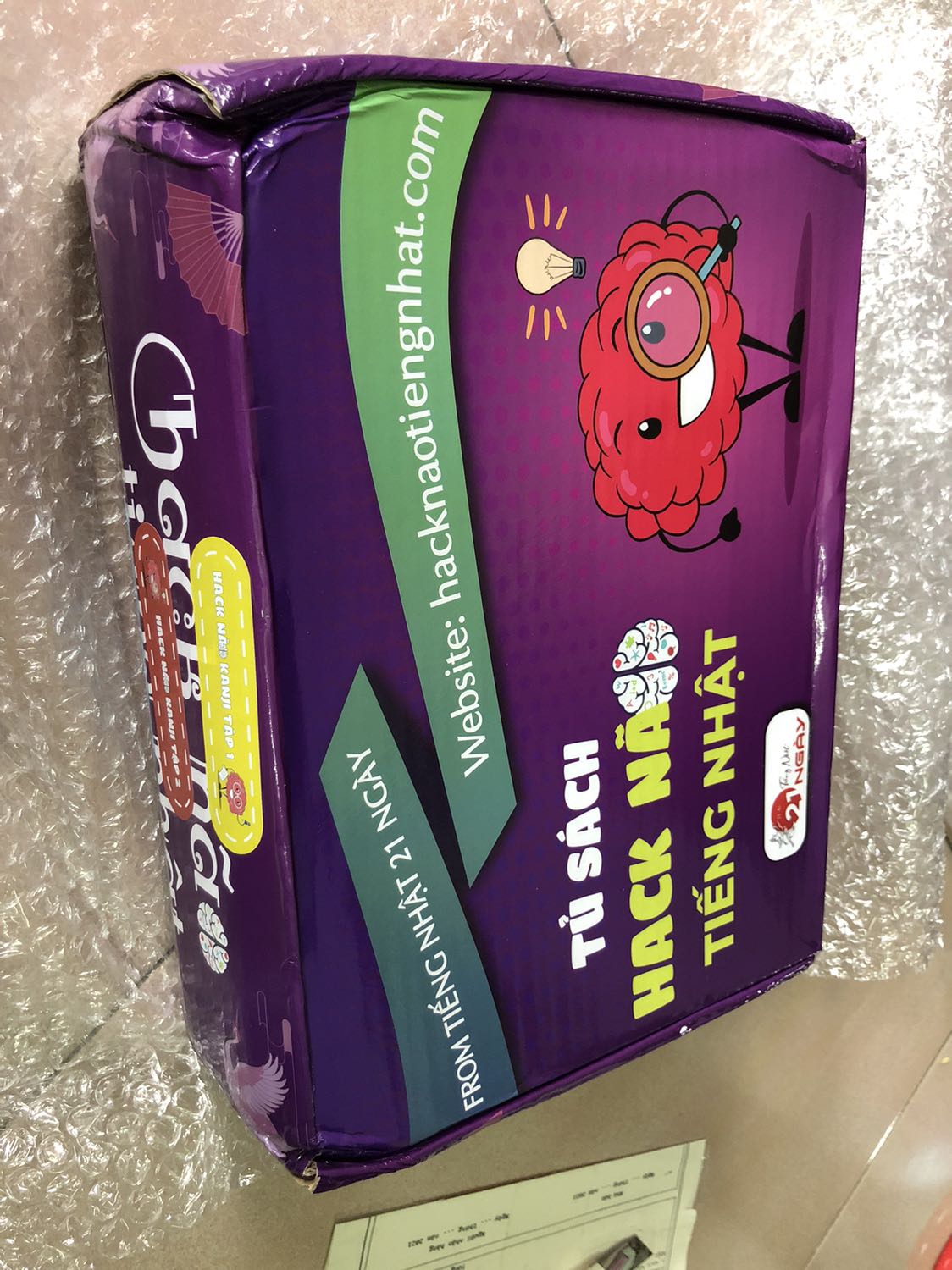 Hộp hơi bị móp méo nhưng sách bên trong đẹp. Mình thấy có cuốn hack não từ vựng giao tiếp nhưng không thấy 2 cuốn hack não từ vựng n4 và n5. Không biết có phải mấy cuốn này là 1 không.