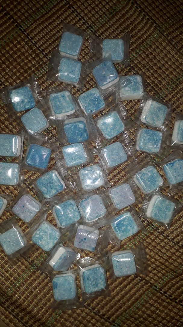 Mình đã mua 3 hộp và 12 viên mỗi hộp, Có hộp 12 viên, nhưng có hộp lại 13 viên. Nhưng mẫu mã (HỘP) lại không giống như trên ảnh quảng cáo. Và toàn bộ những viên bên trong của 3 hộp đó đều đã SỦI BỌT và CĂN PHỒNG gói nhựa lên, có viên từ xanh đã chuyển sang màu tím. Hãy giải thích vì đã ủng hộ nhiều lần nhưng cần phải suy nghĩ lại 1708 cho lần mua sau?????