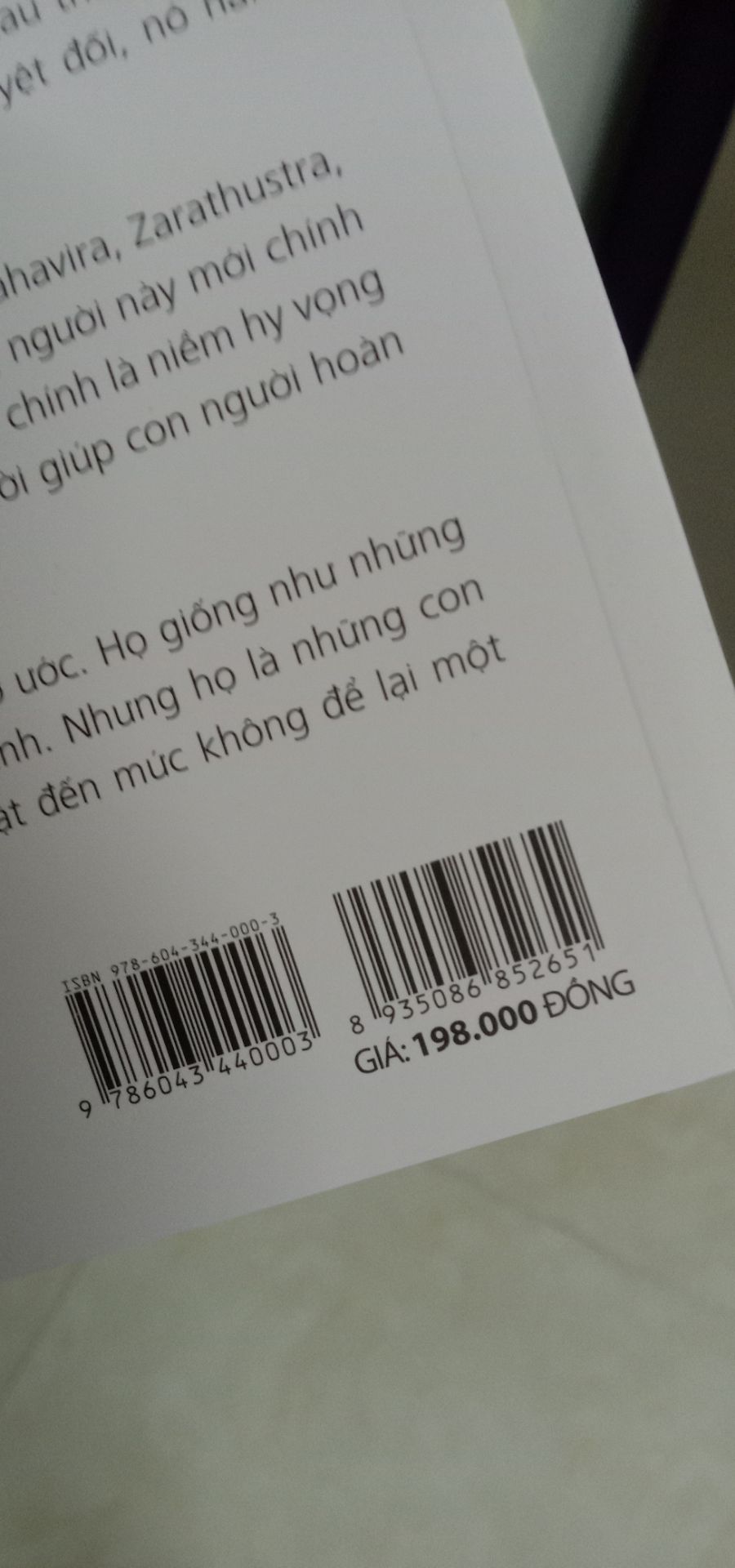 Giá niêm yết trên bìa là 198k, mà giá mua trên Tiki là 144k nên mình nghĩ chắc là sẽ có một chút xíu lỗi gì đó. Hàng về đến tay thì có chút lỗi thật, ở dưới hình nhé. Nhưng mà lỗi này chắc có sẵn, tại mình thấy Tiki đóng gói khá kỹ, có lớp giấy để phía trên cho sách đỡ bị xốc. Đánh giá 4 sao nhaaa. À, giao hàng cực nhanh, mình đặt 22g47 đêm hôm trước mà chiều 3g hôm nay đã nhận được sách rồi nhaaaa Giá niêm yết trên bìa là 198k, mà giá mua trên Tiki là 144k nên mình nghĩ chắc là sẽ có một chút xíu lỗi gì đó. Hàng về đến tay thì có chút lỗi thật, ở dưới hình nhé. Nhưng mà lỗi này chắc có sẵn, tại mình thấy Tiki đóng gói khá kỹ, có lớp giấy để phía trên cho sách đỡ bị xốc. Đánh giá 4 sao nhaaa. À, giao hàng cực nhanh, mình đặt 22g47 đêm hôm trước mà chiều 3g hôm nay đã nhận được sách rồi nhaaaa