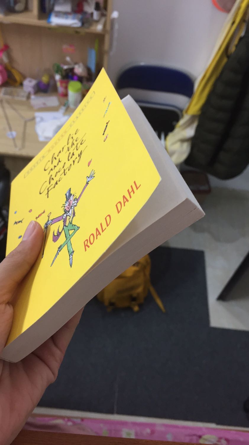 Đầu tiên về hình thức, mình rất thích chất lượng giấy của sách, nhẹ, màu hơi ngả, không bị loá mắt, cỡ chữ vừa phải mặc dù form sách nhỏ. Về nội dung thì sách phù hợp với mọi lứa tuổi, mặc dù đã xem phim nhưng khi đọc sách mình vẫn bị cuốn ❤️